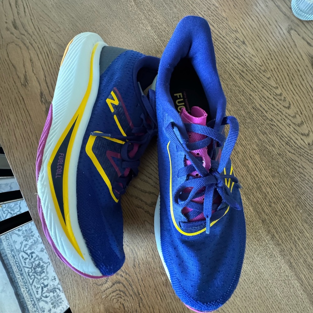 Item: New Balance Fuel Cell Rebel V3 
Size: 7.5
Condition: Gently-Used